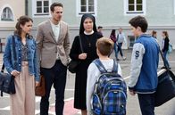 Um Himmels Willen – Lehrer Christian Lerch (Max Felder, 2.v.l.) wird von den Schülern des Kaltenthaler Gymnasiums gemobbt. Seine Kollegin Nadine Linster (Sidonie von Krosigk, l.) und Schwester Hanna (Janina Hartwig, M.) stellen die Brüder Dani Hoffmann (Jakob Hippert, l.) und Florian Hoffmann (David Hell, r.) auf dem Schulhof zur Rede.