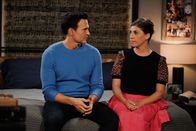 Call Me Kat – Max (Cheyenne Jackson, l.); Kat (Mayim Bialik, r.)