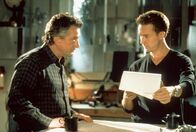 The Score – Durch seine Putzarbeit im Zollamt von Montreal, in dem das wertvolle Zepter auf seinen Versand nach Frankreich wartet, besitzt Jack (Edward Norton, r.) wichtiges Insiderwissen über die Sicherheitsvorrichtungen. Unglücklicherweise kann Nick (Robert De Niro, l.) auf diese Kenntnisse nicht verzichten ...