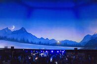 Musicverse – „Musicverse“ kombiniert akustische und visuelle Medien synästhetisch miteinander, so dass kunstdialektische Räume und immersive Atmosphären entstehen.