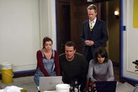 How I Met Your Mother – Da Ted zu einer Verabredung geht, ohne das Mädchen vorher im Internet recherchiert zu haben, sind Robin (Cobie Smulders, r.), Barney (Neil Patrick Harris, 2.v.r.), Lily (Alyson Hannigan, l.) und Marshall (Jason Segel, 2.v.l.) schockiert. Um zu wissen, mit wem es Ted zu tun hat, übernehmen sie die Recherche ...