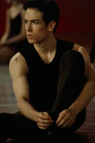 Center Stage – Einer der zwölf Schüler der Ballett Academy ist der begabte Charlie (Sascha Radetsky). Doch auch er weiß, dass am Ende nur sechs von ihren in das elitäre Ensemble der Academy aufgenommen werden ...