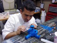 Cake Boss: Buddys Tortenwelt – Sesame Street Cake. Buddy adds fine details to the modeling chocolate fur of Cookie Monster.
