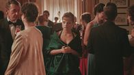 Der große Rudolph – Evi (Lena Urzendowsky, M.), nach einem Streit mit Else und Rudolph Moshammer, alleine auf der Party der Grafen von Antzenberg.