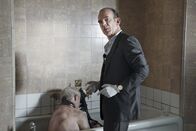 Tatort – Andreas Keppler (Martin Wuttke) wird am zweiten Tatort mit einer grausamen Situation konfrontiert: Der alleinstehende Jürgen Hahn ist in seiner Badewanne gefesselt qualvoll verdurstet. Keppler versucht unter den kritischen Blicken von Birgit Hahn, der Ex-Frau des Opfers, Spuren zu sichern.