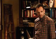 Elementary – Die Vergangenheit holt ihn ein: Sherlock Holmes (Jonny Lee Miller) hat vor Jahren einen Mann des Mordes verdächtigt, der daraufhin das Polizeirevier stürmte und Det. Bell schwer verletzte. Bell hat eine Behinderung zurückbehalten - nun muss Holmes sich vor dem Polizeigericht verantworten ...
