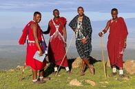 Afrikas Berge – Große Teile des Volkes der Massai leben bereits seit Jahrhunderten im afrikanischen Hochland zwischen den Vulkanen. Hier pflegen die Massai ihre Traditionen.