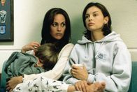 Doppelmord – Als Libby (Ashley Judd, r.) wegen Mordes an ihrem Ehemann verhaftet wird, vertraut sie ihrer Freundin Angie (Annabeth Gish, M.) ihren geliebten Sohn Matty (Benjamin Weil, l.) an. Doch kurz darauf verschwindet diese mit dem Kind ...