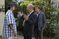 The Mentalist – Patrick (Simon Baker, r.) und Bosco (Terry Kinney, M.) werden beide auf den gleichen Fall angesetzt und ermittelt jeder auf seine Weise. Hat Raoul (Rey Gallegos, l.) etwas mit dem Fall zu tun?
