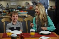 The Grinder - immer im Recht – Während Ethan (Connor Kalopsis, l.) und Lizzie (Hana Hayes, r.) eine Lektion in Sachen Wahrheit und Lüge erhalten, macht Todd eine erschreckende Entdeckung.