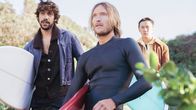 Barons – Reg Thompson (Hunter Page-Lochard), Sean Keenan (Bill 'Trotter' Dwyer) und Peter 'Dimma' Chan (Sebastian Tang)