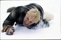 Fargo - Blutiger Schnee – Lundegaard organisiert die Gelegenheitsgangster Showalter und Grimsrud (Peter Stormare), um seineFrau entführen zu lassen. Doch als die beiden Kriminellen in eine Polizeikontrolle geraten, verlieren sie die Nerven ...