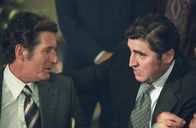 Der große Bluff – Als Clifford Irving (Richard Gere, l.) seinen Schriftstellerkollegen Dick Suskind (Alfred Molina, r.) in seine Pläne einweiht, weiß der anfangs nicht, was er davon halten soll ...