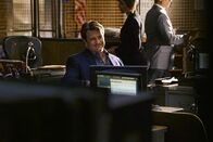 Castle – Zu ihrem ersten Hochzeitstag denkt sich Castle (Nathan Fillion) eine ganz besondere Überraschung für Beckett aus ...