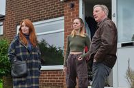 Ridley – v.l.n.r.: Jean Dixon (Elizabeth Berrington), Sam Hadderley (Eleanor Kirby), Alex Ridley (Adrian Dunbar)