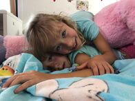Ich bin Ich – Katarina und Lyra (7 Jahre) sind Zwillinge und leben in Slowenien. Sie sehen nicht nur gleich aus, sondern sie machen auch am liebsten das Gleiche.
