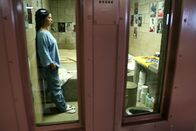 Lockdown - Hinter Gittern – Das Valley State Prison in Chowchilla in Kalifornien scheint auf den ersten Blick ein ganz normales Hochsicherheitsgefängnis zu sein - allerdings ist es einzigartig, was seine Bewohner betrifft: Es beherbergt über 3900 weibliche Gewalttäterinnen ...
