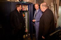 Heldt – Autohausbesitzer Felix „Fifi“ Osterloh (Jean-Luc Bubert, M.) stellt zu seinem Entsetzen vor Hauptkommissar Grün (Timo Dierkes, r.) und seinem ehemaligen „Rats“-Kumpel Heldt (Kai Schumann, l.) fest, dass ihm seine Schrotflinte aus dem Waffenschrank gestohlen wurde