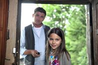 Der Bergdoktor – Martin Gruber (Hans Sigl) muss der Mutter der kleinen Lea (Ava Montgomery) schlechte Neuigkeiten überbringen.