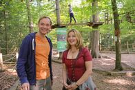 Die Rosenheim-Cops – Marie (Karin Thaler, r.) besichtigt mit Clemens Roth (Marcus Widmann, l.) einen Kletterwald in Rosenheim.