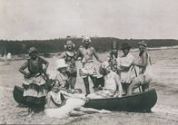 Universum History – Die Erfindung der Sommersaison: 1923 feiert das amerikanische Ehepaar Gerald und Sarah Murphy zusammen mit Pablo Picasso und Coco Chanel exzentrische Partys am Strand.