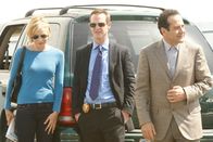 Monk – Die Schauspielerin Monks (Tony Shalhoub, r.) Lieblingsserie ist nur knapp einem Mordanschlag entgangen. Zusammen mit Lt. Randall Disher (Jason Gray-Stanford, M.) und Natalie Teeger (Traylor Howard, l.) trifft er am Tatort ein ...