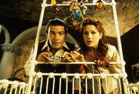 Spy Kids – Die beiden Top-Spione Ingrid (Carla Gugino) und Gregorio Cortez (Antonio Banderas) sind überglücklich, dass sie Nachwuchs bekommen haben.
