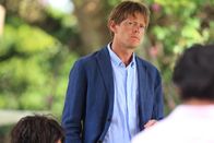 Death in Paradise – Humphrey (Kris Marshall) glaubt nicht, dass die junge Studentin Selbstmord begangen hat. Seine Instinkte trügen ihn nur selten. Die Indizien sprechen seiner Meinung nach für einen Mord.
