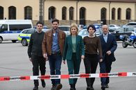 SOKO Stuttgart – In den neuen Folgen der SOKO Stuttgart löst das Team um Martina Seiffert (Astrid M. Fünderich, M.) wieder spannende Fälle. Dabei erhalten Rico Sander (Benjamin Strecker, l.), Jo Stoll (Peter Ketnath, 2.v.l.) und Michael Kaiser (Karl Kranzkowski, r.) Unterstützung von einer neuen Kollegin: Nele Becker (Nina Siewert, 2.v.r.).