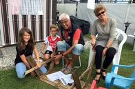Verrückt nach Camping – Enkelbesuch am Wohnwagen. Charly und seine Frau lieben die Ruhe hinter dem Deich. Doch damit ist es heute vorbei: die drei Enkel sind zu Besuch. Also wagt sich Charly zum Standup-Paddling mit auf die Nordsee.