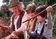 Unsere kleine Farm – Der alte Houston (Dub Taylor, l.) erklärt Michael (David Hollander, M.) und seinem kleinen Bruder Josh (David Faustino, r.), warum Angeln so viel Spass macht.