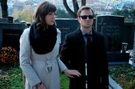 Blind ermittelt – Am Grab der Geliebten: Alexander Haller (Philipp Hochmair) mit seiner Schwester Sophie (Patricia Aulitzky).