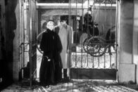 Brief einer Unbekannten – Stefan (Louis Jourdan) ist von der unbekannten Lisa (Joan Fontaine) fasziniert.
