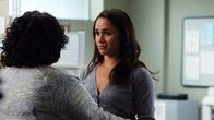 Suits – Rachel (Meghan Markle) durchlebt eine schwierige Zeit und nimmt dankbar tröstende Worte an, die ihr Mut für ihre Zukunft geben.