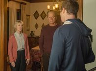 9-1-1 Notruf L.A. – L-R: Guest stars Dee Wallace and Gregory Harrison with Oliver Stark in the “Buck Begins” episode of 9-1-1