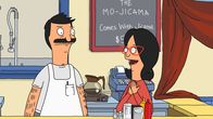 Bob's Burgers – Linda (r.) entdeckt, dass es Restaurants gibt, die sogenannte Krimidinner veranstalten. Das bedeutet, dass sowohl Essen serviert als auch begleitend eine Kriminalgeschichte von Laiendarstellern dargeboten wird. Nun möchte sie Bob (l.) dazu überreden. Doch wird ihr das gelingen?