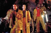 Evolve – Zusammen mit der Alien-Forscherin Allison Reed (Julianne Moore, M.) nehmen Ira (David Duchovny, l.) und Harry (Orlando Jones, r.) den Kampf gegen die Aliens auf. Doch herkömmliche Abwehrmechanismen können die weitere Verbreitung der Mutanten nicht stoppen ...
