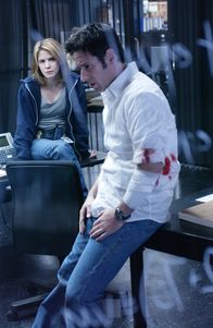 Numb3rs - Die Logik des Verbrechens – Ermitteln in einem schwierigen Fall und erhoffen sich, mit Hilfe von Charlie und seinen mathematischen Fähigkeiten, Licht ins Dunkle zu bekommen: Don (Rob Morrow, r.) und Terry (Sabrina Lloyd, l.) ...