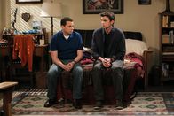 Two and a Half Men – Während Waldens (Ashton Kutcher, r.) und Zoeys Beziehung nach einem beinahe tödlichen Erlebnis leidet, glaubt Alan (Jon Cryer, l.), dass Lyndsey ein Alkoholproblem haben könnte ...