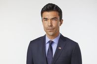 Salvation – (1. Staffel) - In sechs Monaten wird die Erde mit einem Asteroiden kollidieren, der die Menschheit auszulöschen droht. Der stellvertretende Verteidigungsminister Harris Edwards (Ian Anthony Dale) versucht, diese Erkenntnis um jeden Preis vor der Bevölkerung geheim zu halten ...
