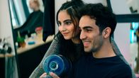 Informant - Angst über der Stadt – Haben noch keine Ahnung von den großen Veränderungen in ihrem Leben: Sadia Breshna (Bayan Layla, li.) und Raza Shaheen (Ivar Wafaei, re.).