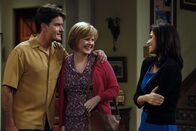 Two and a Half Men – Da Charlie (Charlie Sheen, l.) nicht verstehen kann, dass Chelsea (Jennifer Bini Taylor, r.) auf ihn sauer ist, fährt er ein starkes Geschütz auf: Er lässt Chelseas Mutter Martha (Meagen Fay, M.) zu einem gemeinsamen Essen bei Evelyn einfliegen ...