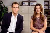 Selbst ist die Braut – Die erfolgreiche Lektorin Margaret Tate (Sandra Bullock, r.) macht es ihren Mitmenschen nicht leicht. Vor allem ihr Assistent Andrew Paxton (Ryan Reynolds, l.) hat sehr unter ihr sehr zu leiden. Als eines Tages ihr US-Visum ausläuft, braucht sie einen amerikanischen Ehemann - schnell wird Andrew dazu auserkoren ...
