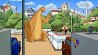 Tom – Tom landet in Istanbul bei seinen Zirkusfreunden, die ihn schon erwarten. Zusammen mit Tip, Wanda und Rupert bricht er zu einer Stadtbesichtigung auf. Selchuk, ein Junge aus Istanbul, bietet sich ihnen als StadtfĂĽhrer an. Auch die "BĂ¶sen", Carter, Miss Hatch und Weedon, sind lĂ¤ngst da, immer noch hinter Tom her.Â