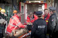 Notruf Hafenkante – Der Inhaber einer Baufirma (Niki von Tempelhoff, liegend) ist vom Gerüst gestürzt: Notarzt Haase (Fabian Harloff, 2.v.r.) informiert Franzi (Rhea Harder, 3.v.r.) und Hans (Bruno F. Apitz, r.) über den Zustand des Verletzten.