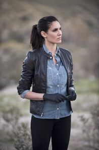Navy CIS: L.A. – Kensi (Daniela Ruah) und Deeks glauben, dass Hetty über ihre Beziehung Bescheid weiß, da sie bei den Ermittlungen in einem neuen Fall getrennt wurden ...