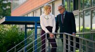 Die Heiland - Wir sind Anwalt – Staatsanwältin Veronica Strauss (Anne Müller, l.) unterstellt ihrem Chef Oberstaatsanwalt Dr. Wolfgang Tümmler (Bernhard Schir, r.) Befangenheit im Geldwäsche-Prozess.