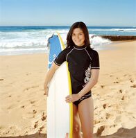 Blue Water High – Bec (Kate Bell) fühlt sich am Strand von "Blue Water" wie zuhause.