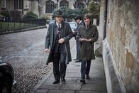 Der junge Inspektor Morse – DCI Fred Thursday (Roger Allam, l.) macht DS Endeavour Morse (Shaun Evans, r.) klar, dass sie die aktuellen Ermittlungen einstellen müssen.