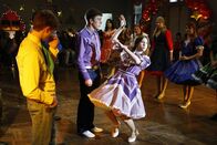 The Middle – Beim Square-Dance-Wettbewerb, zu dem sie von Brad (Brock Ciarlelli, l.) überredet worden ist, stiehlt Sue (Eden Sher, r.) jedem die Show ...
